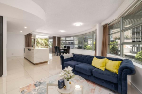 Newly Renovated 3BR Apartment 2 Parking Spaces Pool Gym City Views Walk to Shops